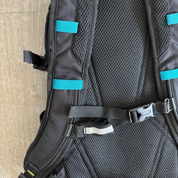 Sierra Designs Hiking Day Pack with 2 Liter Hydration Pouch - Picture 4 of 16